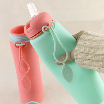 ขวดน้ำซิลิโคนนำกลับมาใช้ใหม่สีชมพูสีเขียวสำหรับการเดินทางกีฬากลางแจ้ง OEM