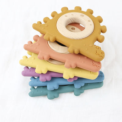 สายรัดข้อมือของเล่นไม้สำหรับเด็กซิลิโคนหลายสีสำหรับทารก