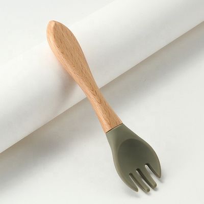 ส้อมและช้อนซิลิโคนเกรดอาหารทนความร้อนพร้อมด้ามไม้