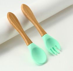 OEM ODM ส้อมและช้อนซิลิโคนที่ยั่งยืนสำหรับการป้อนอาหารทารก