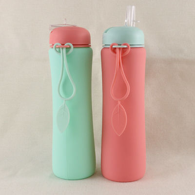 ขวดน้ำซิลิโคนนำกลับมาใช้ใหม่สีชมพูสีเขียวสำหรับการเดินทางกีฬากลางแจ้ง OEM