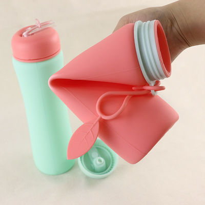 ขวดน้ำซิลิโคนนำกลับมาใช้ใหม่สีชมพูสีเขียวสำหรับการเดินทางกีฬากลางแจ้ง OEM