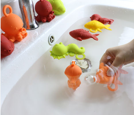 ของเล่นซิลิโคนเด็กยางสีเงาปลอดสาร BPA สำหรับลอยน้ำเด็ก