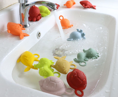 ของเล่นซิลิโคนเด็กยางสีเงาปลอดสาร BPA สำหรับลอยน้ำเด็ก