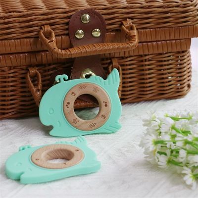 BPA ฟรี ซิลิโคนเด็ก Teether กับแหวนไม้ การบรรเทาฟันสําหรับเด็ก ทนทาน
