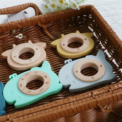 BPA ฟรี ซิลิโคนเด็ก Teether กับแหวนไม้ การบรรเทาฟันสําหรับเด็ก ทนทาน