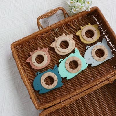 BPA ฟรี ซิลิโคนเด็ก Teether กับแหวนไม้ การบรรเทาฟันสําหรับเด็ก ทนทาน