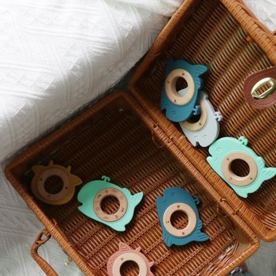 BPA ฟรี ซิลิโคนเด็ก Teether กับแหวนไม้ การบรรเทาฟันสําหรับเด็ก ทนทาน