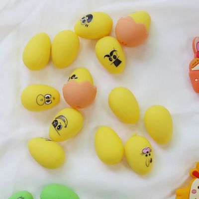 สีซิลิโคนข้อมือฟัน นุ่ม ปลอดภัย ทนทาน ไข่อีสเตอร์ สีซิลิโคนข้อมือที่มีรูสําหรับการทําปากกา
