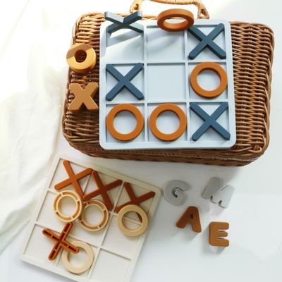 MOQ 50 ชุด ซิลิโคน XO Tic Tac Toe ปริศนา โลโก้ที่สามารถปรับแต่งได้ สี BPA ฟรี ใบรับรอง CE ของเล่นซิลิโคน