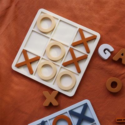 MOQ 50 ชุด ซิลิโคน XO Tic Tac Toe ปริศนา โลโก้ที่สามารถปรับแต่งได้ สี BPA ฟรี ใบรับรอง CE ของเล่นซิลิโคน