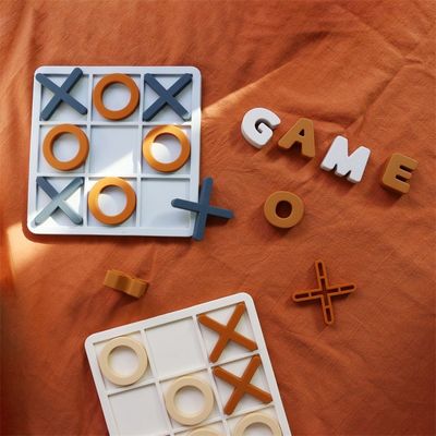 MOQ 50 ชุด ซิลิโคน XO Tic Tac Toe ปริศนา โลโก้ที่สามารถปรับแต่งได้ สี BPA ฟรี ใบรับรอง CE ของเล่นซิลิโคน