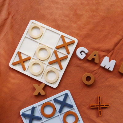 MOQ 50 ชุด ซิลิโคน XO Tic Tac Toe ปริศนา โลโก้ที่สามารถปรับแต่งได้ สี BPA ฟรี ใบรับรอง CE ของเล่นซิลิโคน