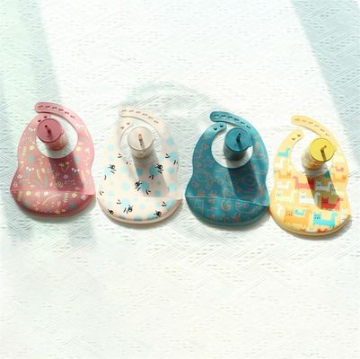 OEM สะดวกในการทําความสะอาด ซิลิโคนเด็ก Bib สําหรับ 0-4 ปี เด็กเลี้ยงอาหารพิมพ์ซิลิโคน Bib Cup