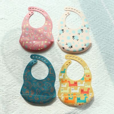 OEM สะดวกในการทําความสะอาด ซิลิโคนเด็ก Bib สําหรับ 0-4 ปี เด็กเลี้ยงอาหารพิมพ์ซิลิโคน Bib Cup