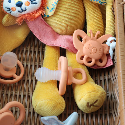 Custom Cute การ์ตูนรูปร่างซิลิโคน นมลูกฟรี BPA เด็กฟันและผ่อนคลายเด็กนมลูก