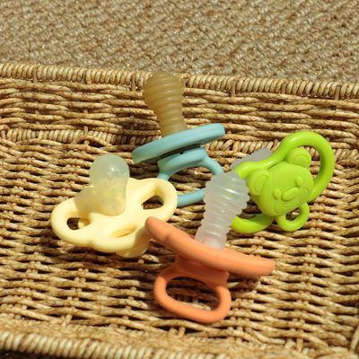 Custom Cute การ์ตูนรูปร่างซิลิโคน นมลูกฟรี BPA เด็กฟันและผ่อนคลายเด็กนมลูก